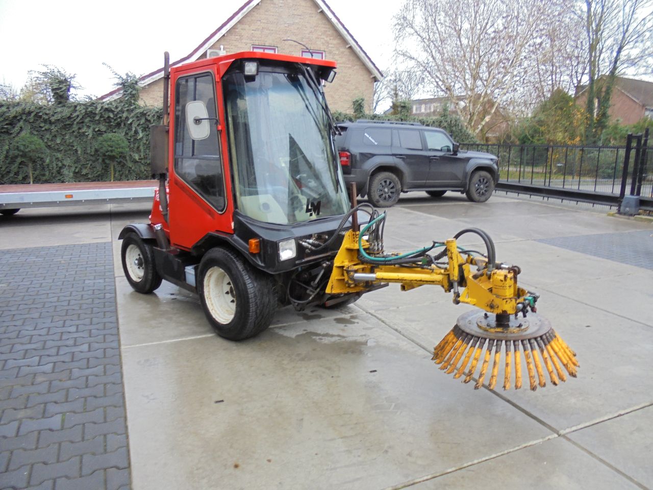 LM trac met onkruidborstel