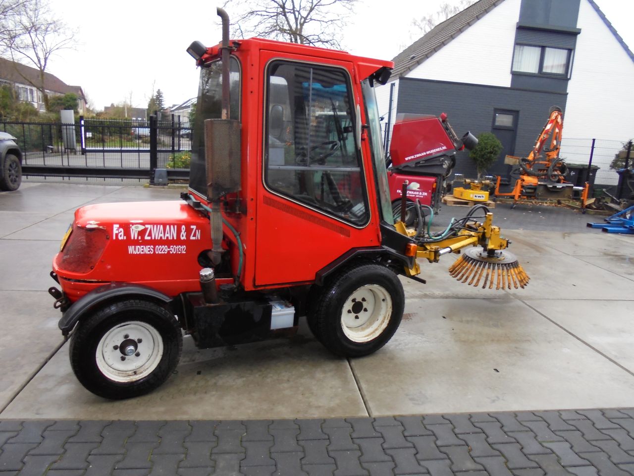 LM trac met onkruidborstel