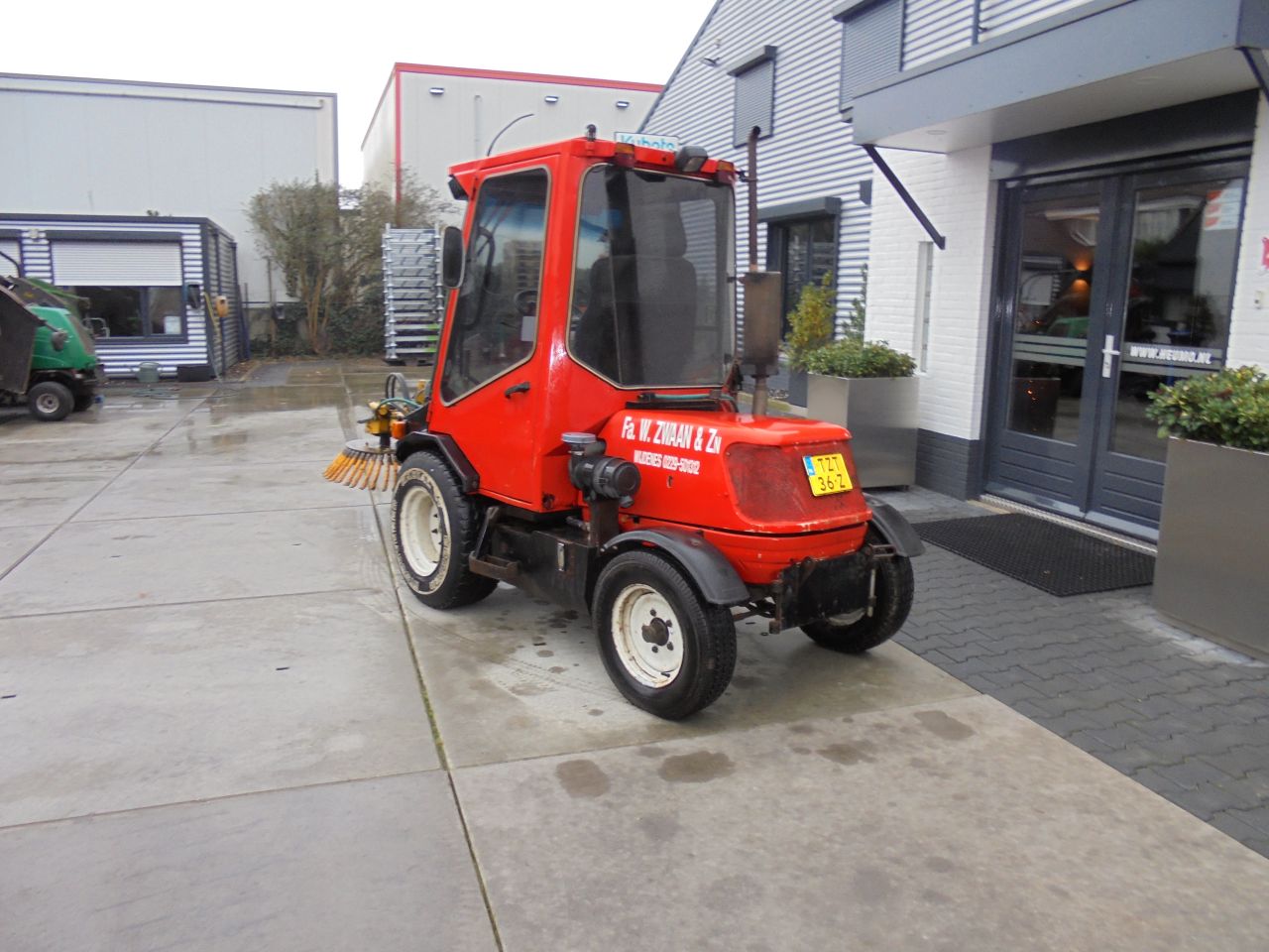 LM trac met onkruidborstel