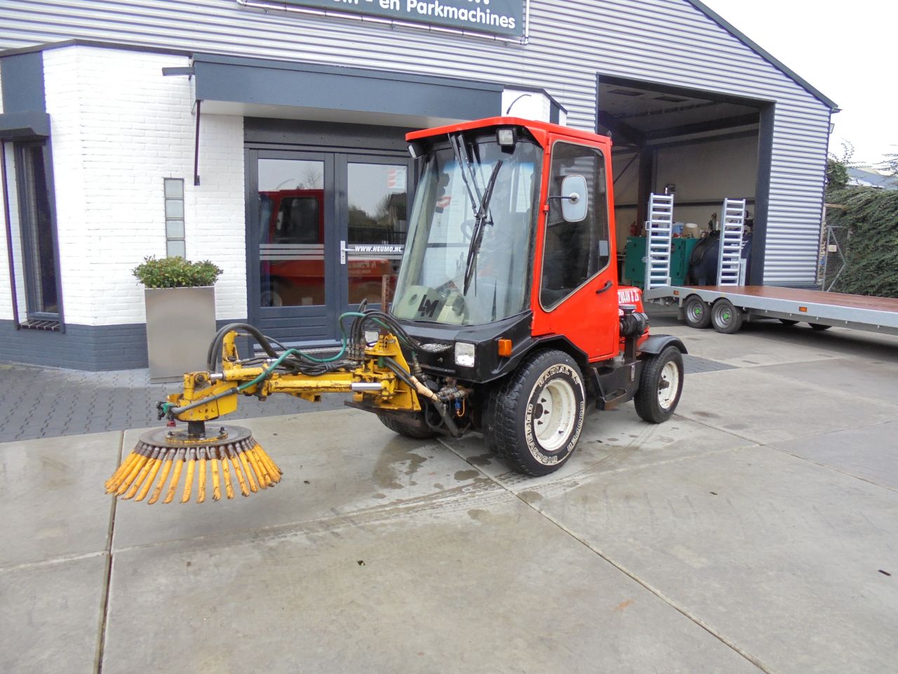 LM trac met onkruidborstel