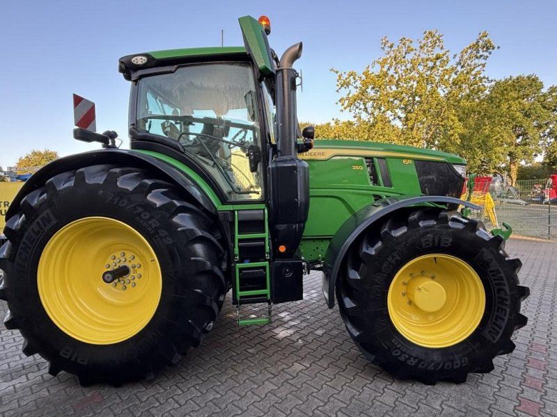 John Deere 6R250