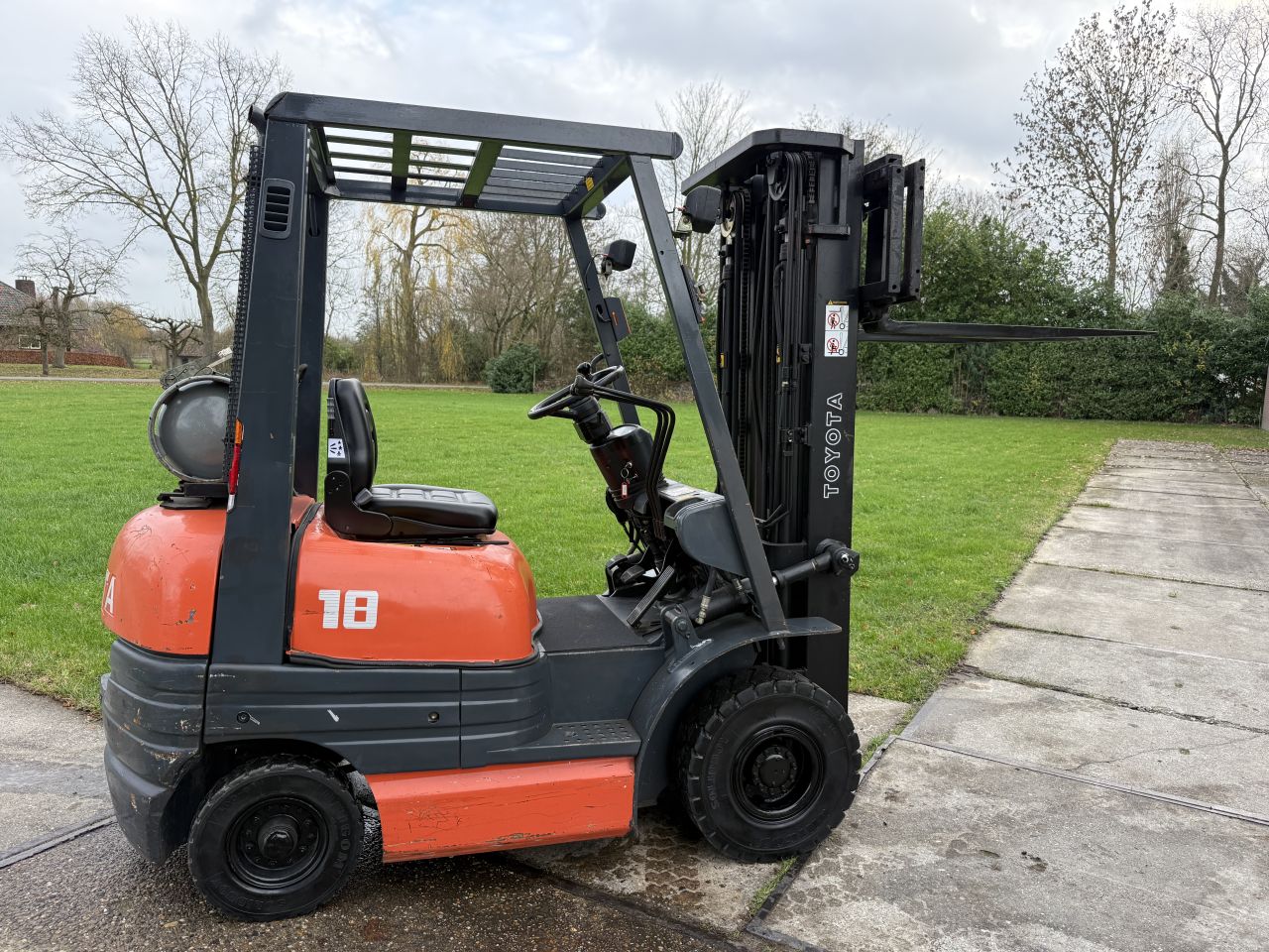 Toyota 1.8 tonner lpg triplex 4.7M Sideshift + nieuwe beurt