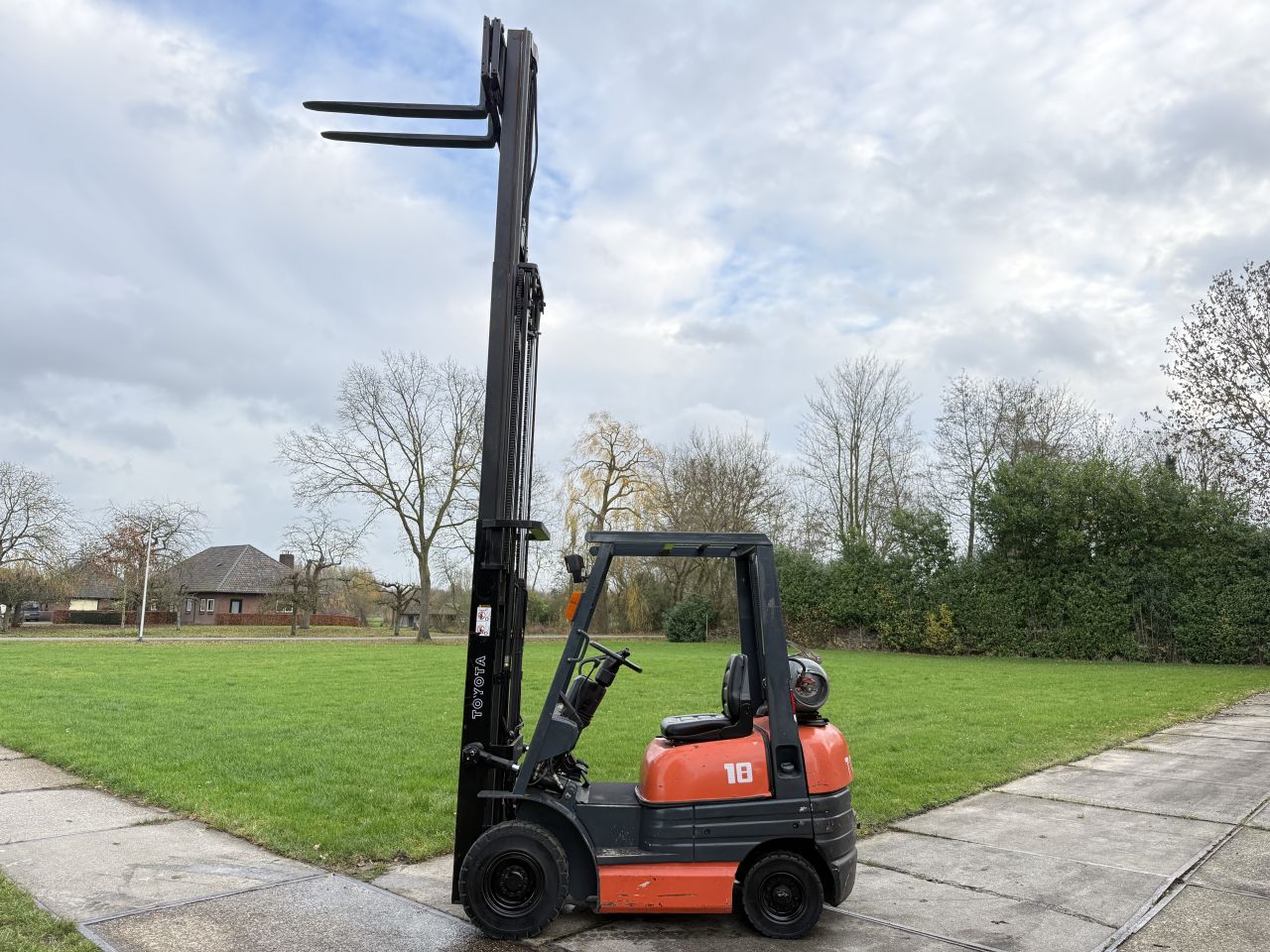 Toyota 1.8 tonner lpg triplex 4.7M Sideshift + nieuwe beurt