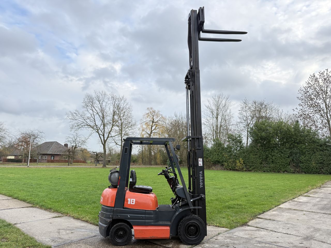 Toyota 1.8 tonner lpg triplex 4.7M Sideshift + nieuwe beurt