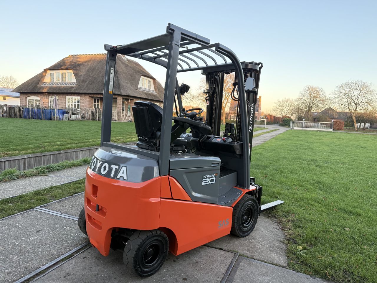 Toyota 2000KG triplex 4.7M Sideshift BJ2016 5400uur 80V