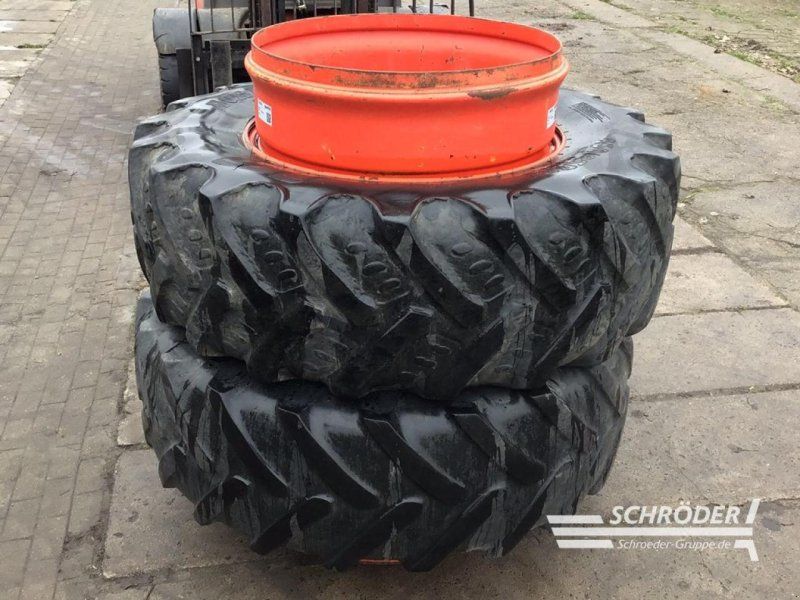 BKT ZWILLINGSRÄDER 460/85 R34 + VERSCHLÜSSE