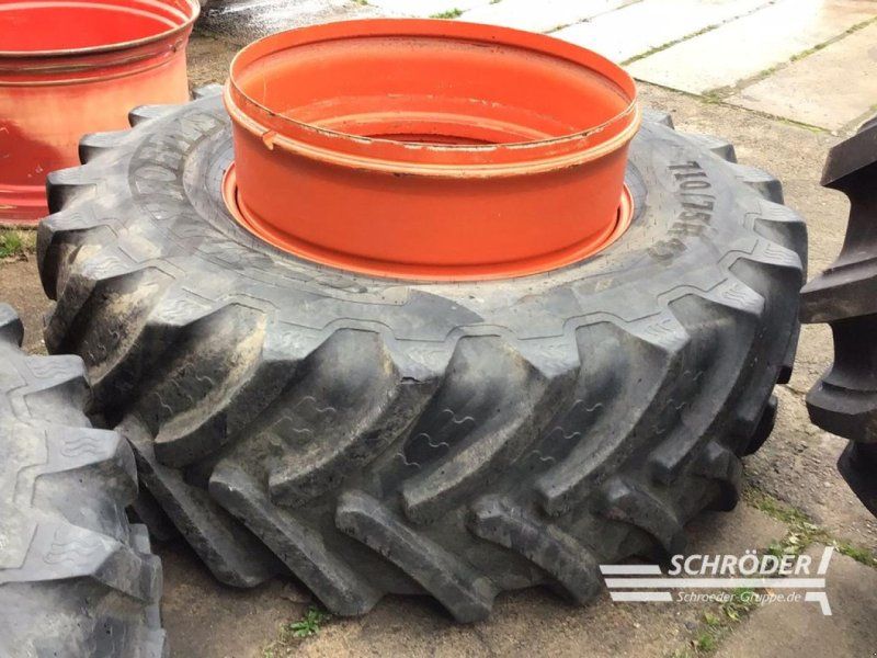 BKT ZWILLINGSRÄDER 710/75 R42 + VERSCHLÜSSE