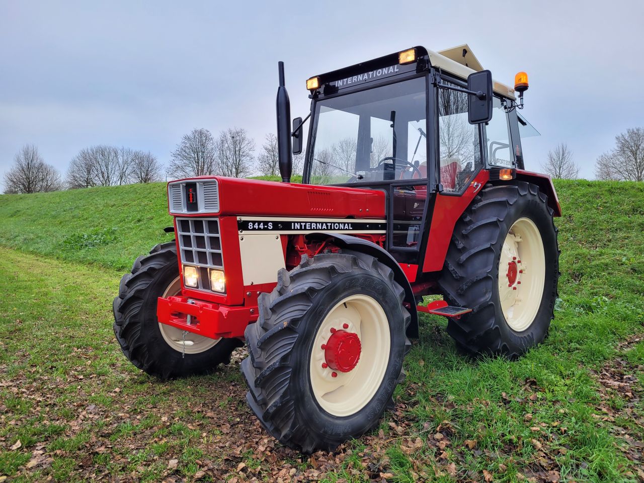 International 844 s 4x4 comfort 2000 cabine