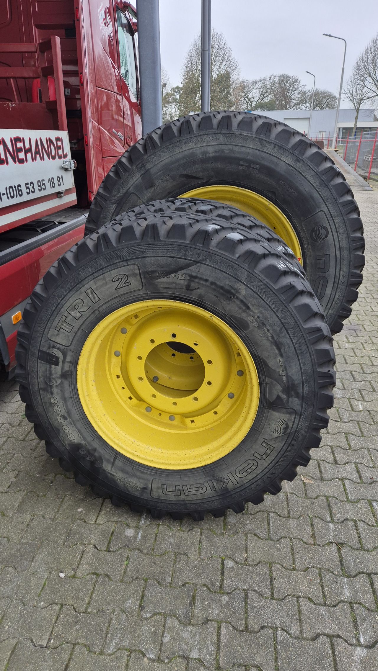 NOKIAN 540/80R38 en 440/80R28 M+S banden op John Deere velgen