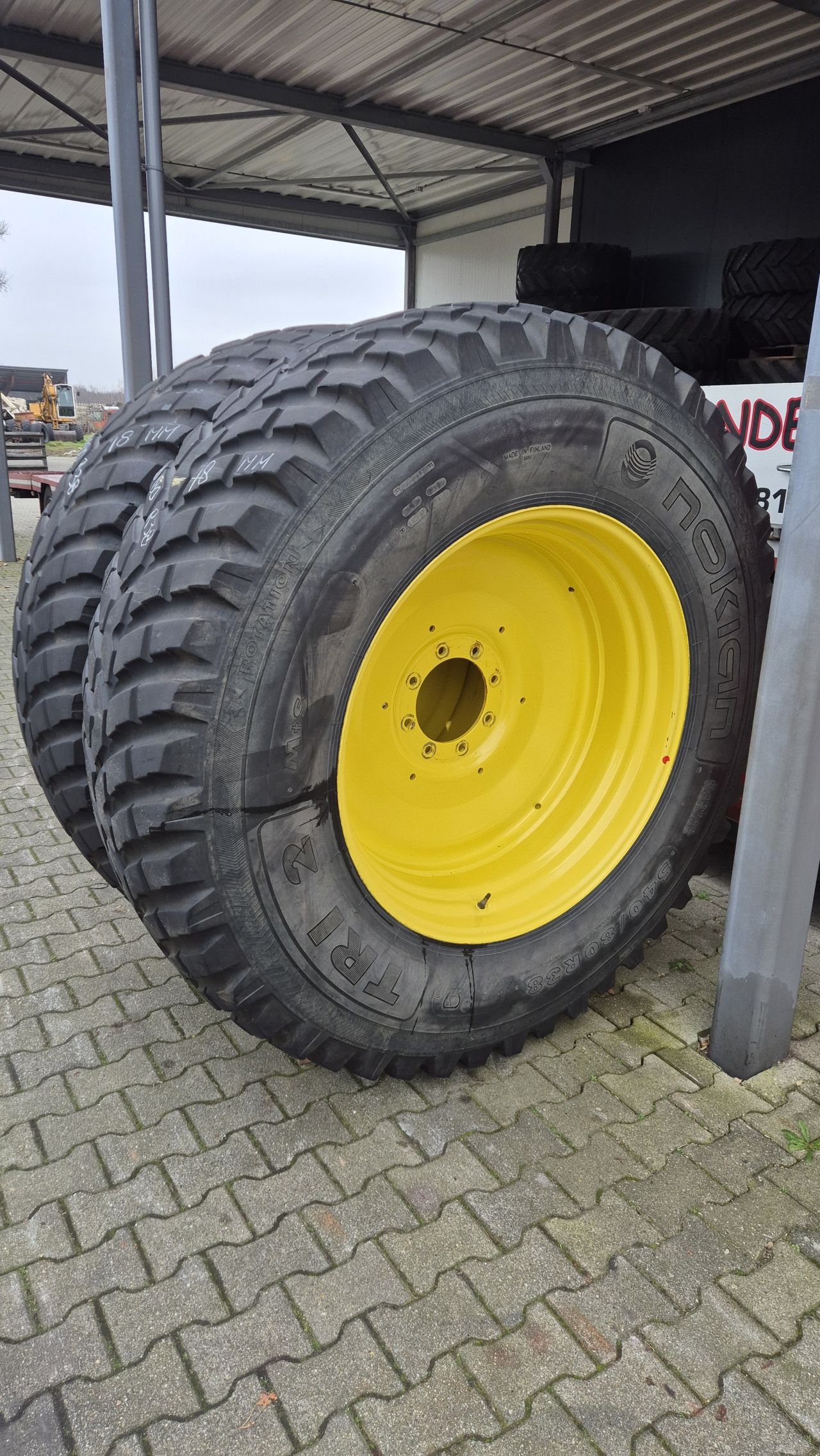 NOKIAN 540/80R38 en 440/80R28 M+S banden op John Deere velgen