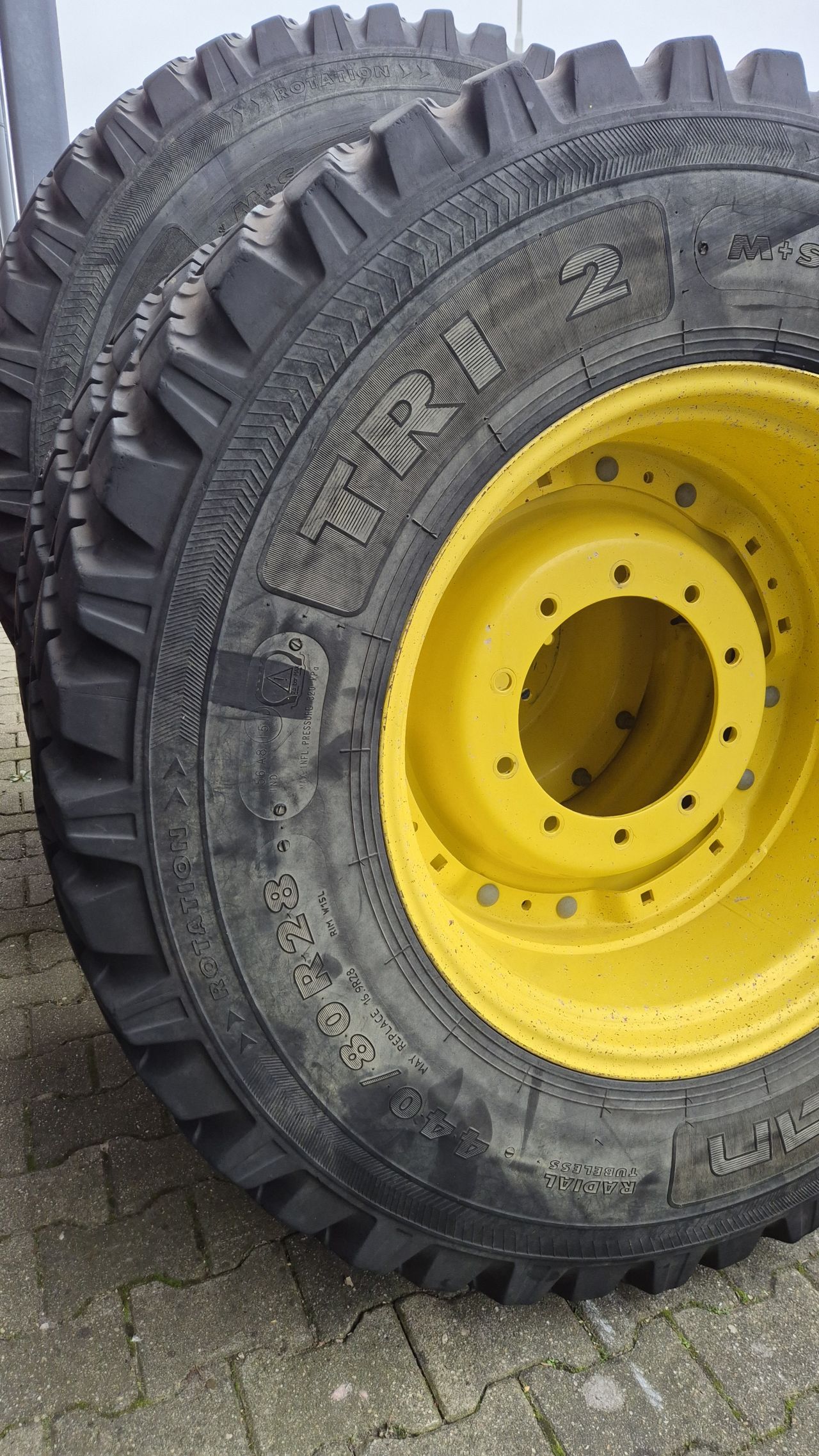 NOKIAN 540/80R38 en 440/80R28 M+S banden op John Deere velgen