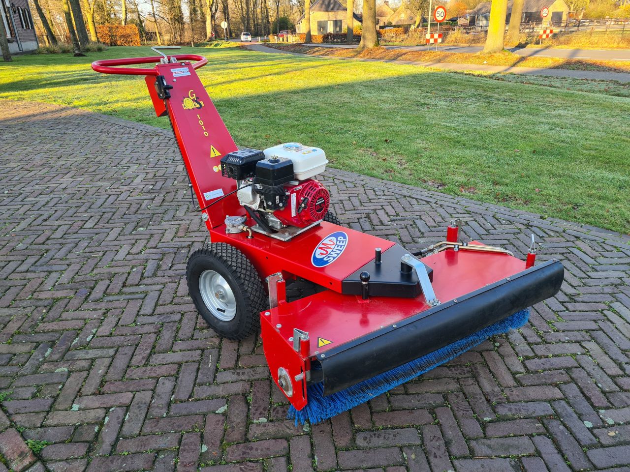 M Sweep 1010 veegmachine met honda GX 200 motor.