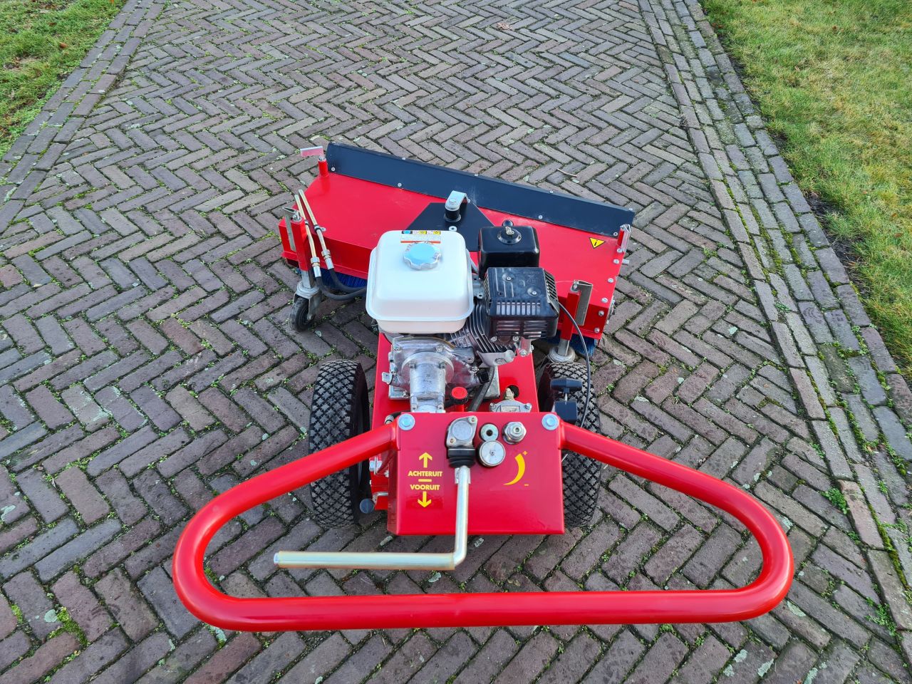M Sweep 1010 veegmachine met honda GX 200 motor.