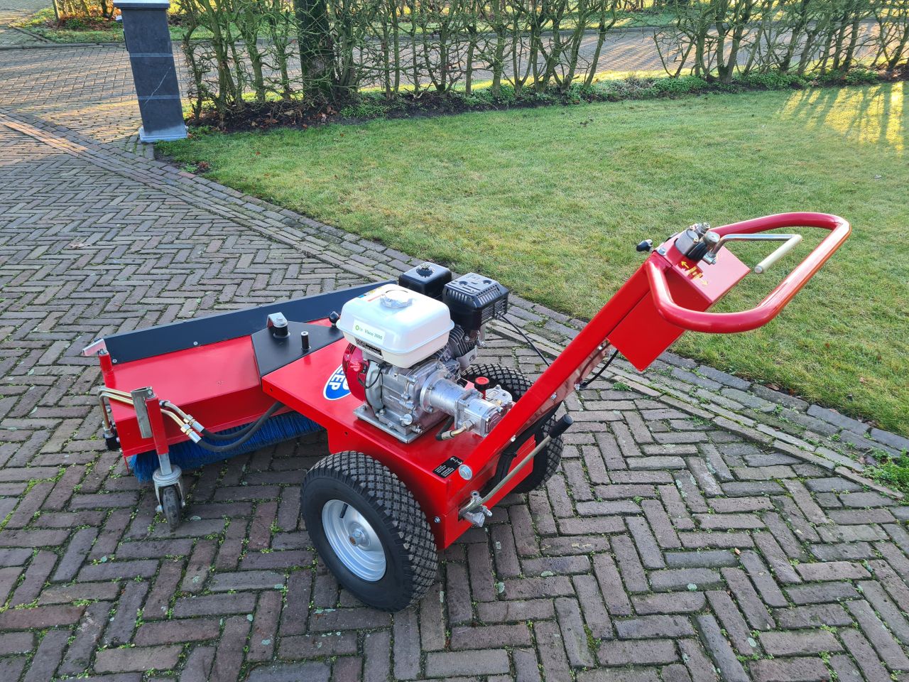 M Sweep 1010 veegmachine met honda GX 200 motor.
