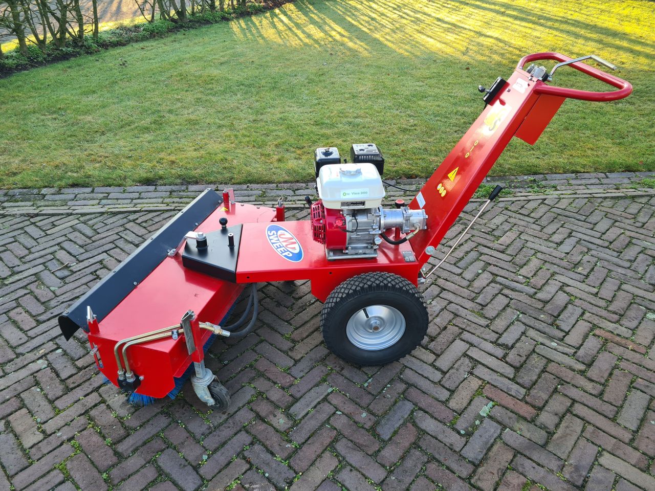 M Sweep 1010 veegmachine met honda GX 200 motor.