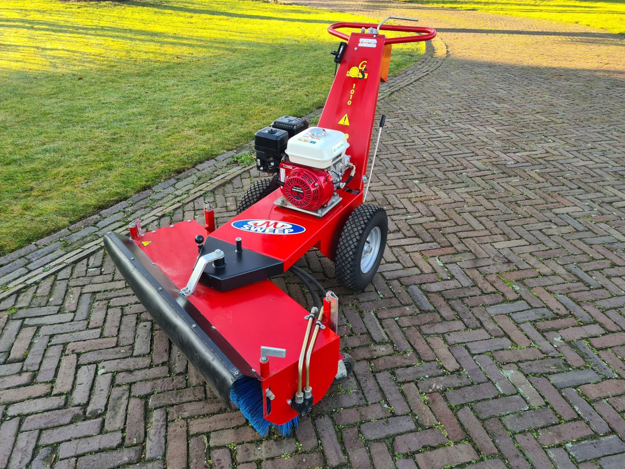 M Sweep 1010 veegmachine met honda GX 200 motor.