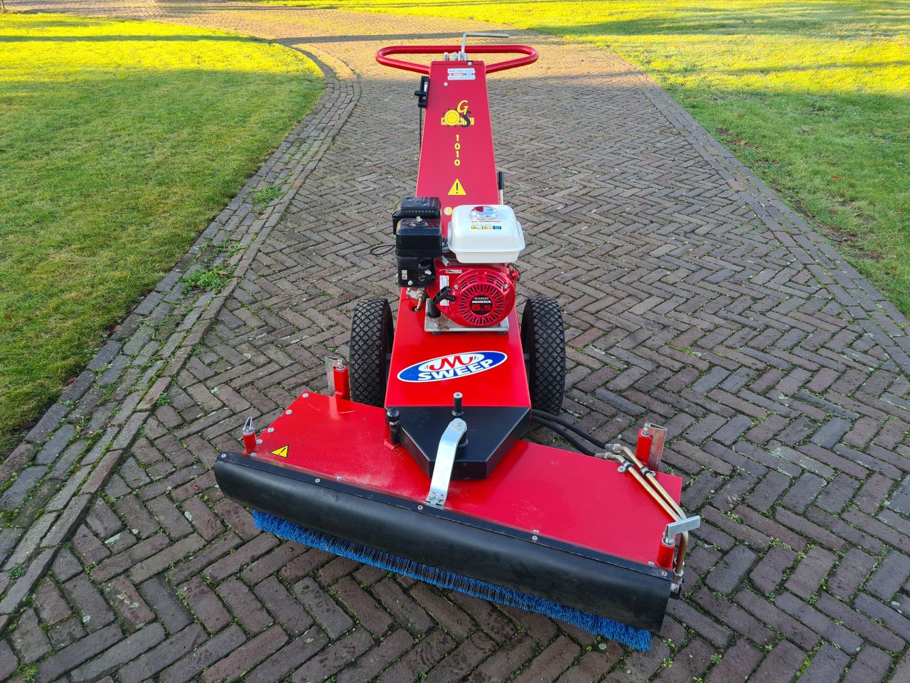 M Sweep 1010 veegmachine met honda GX 200 motor.