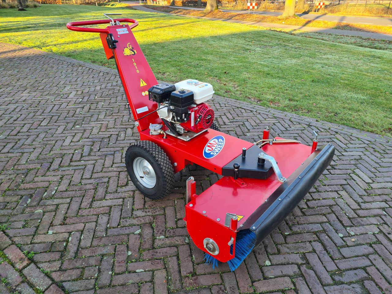 M Sweep 1010 veegmachine met honda GX 200 motor.