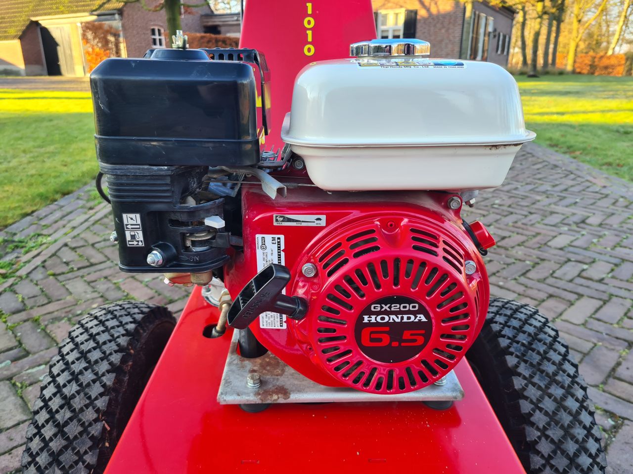 M Sweep 1010 veegmachine met honda GX 200 motor.