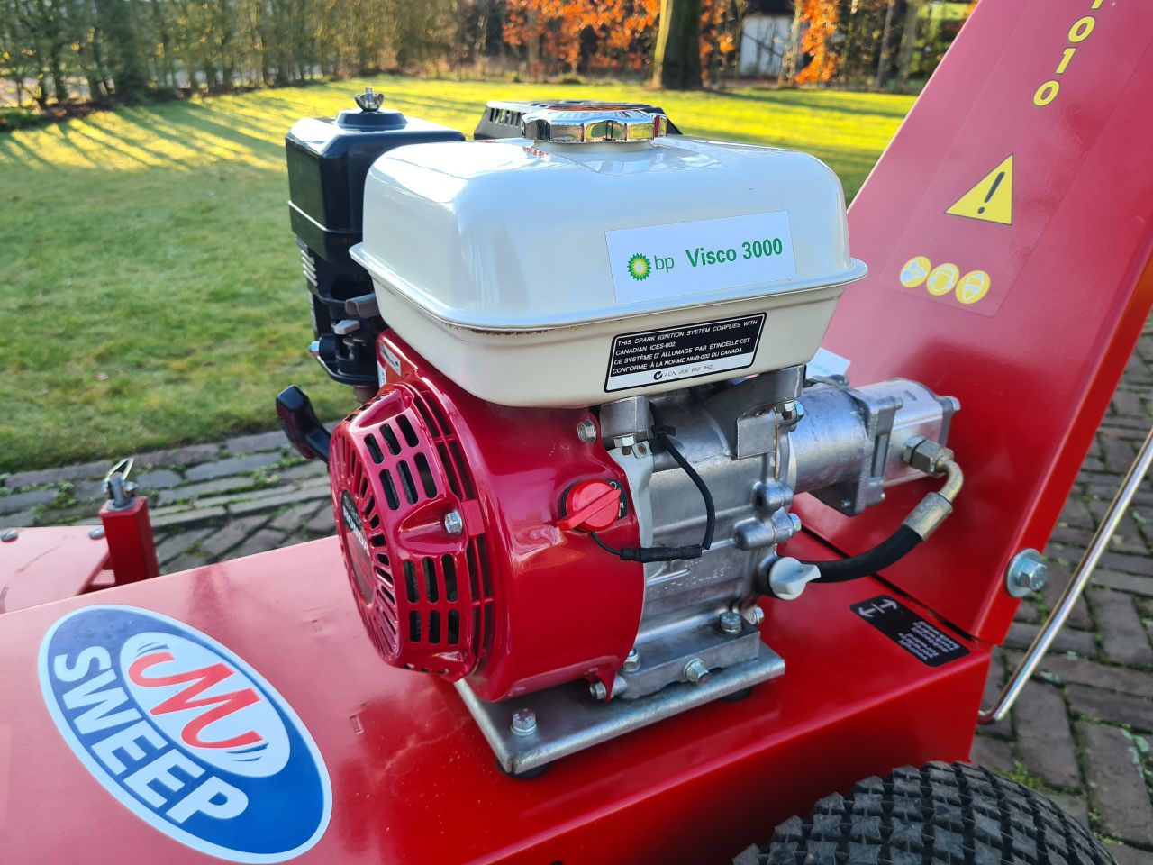 M Sweep 1010 veegmachine met honda GX 200 motor.