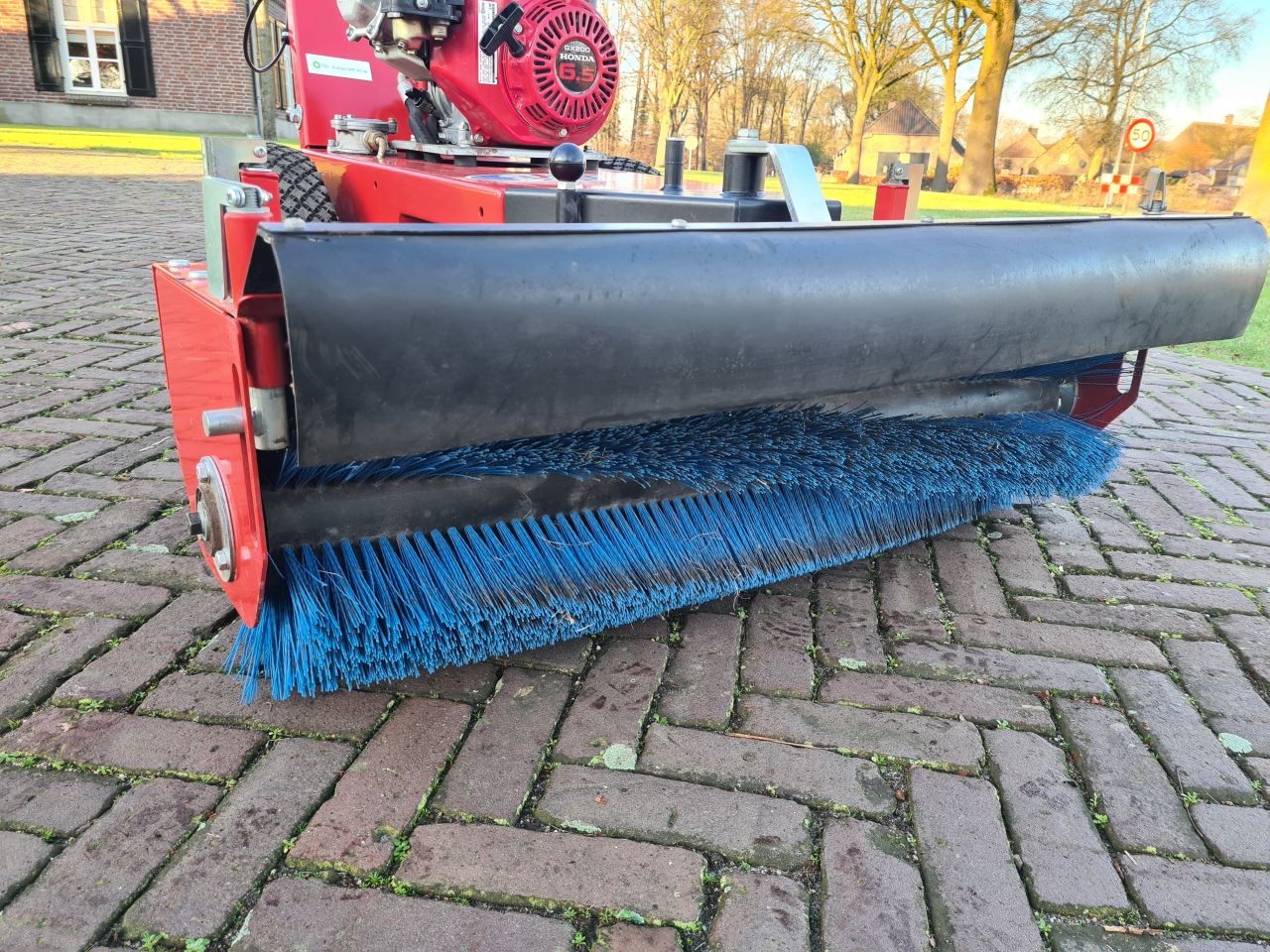 M Sweep 1010 veegmachine met honda GX 200 motor.