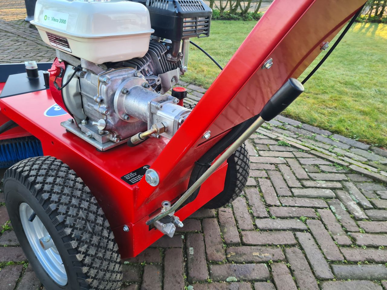 M Sweep 1010 veegmachine met honda GX 200 motor.