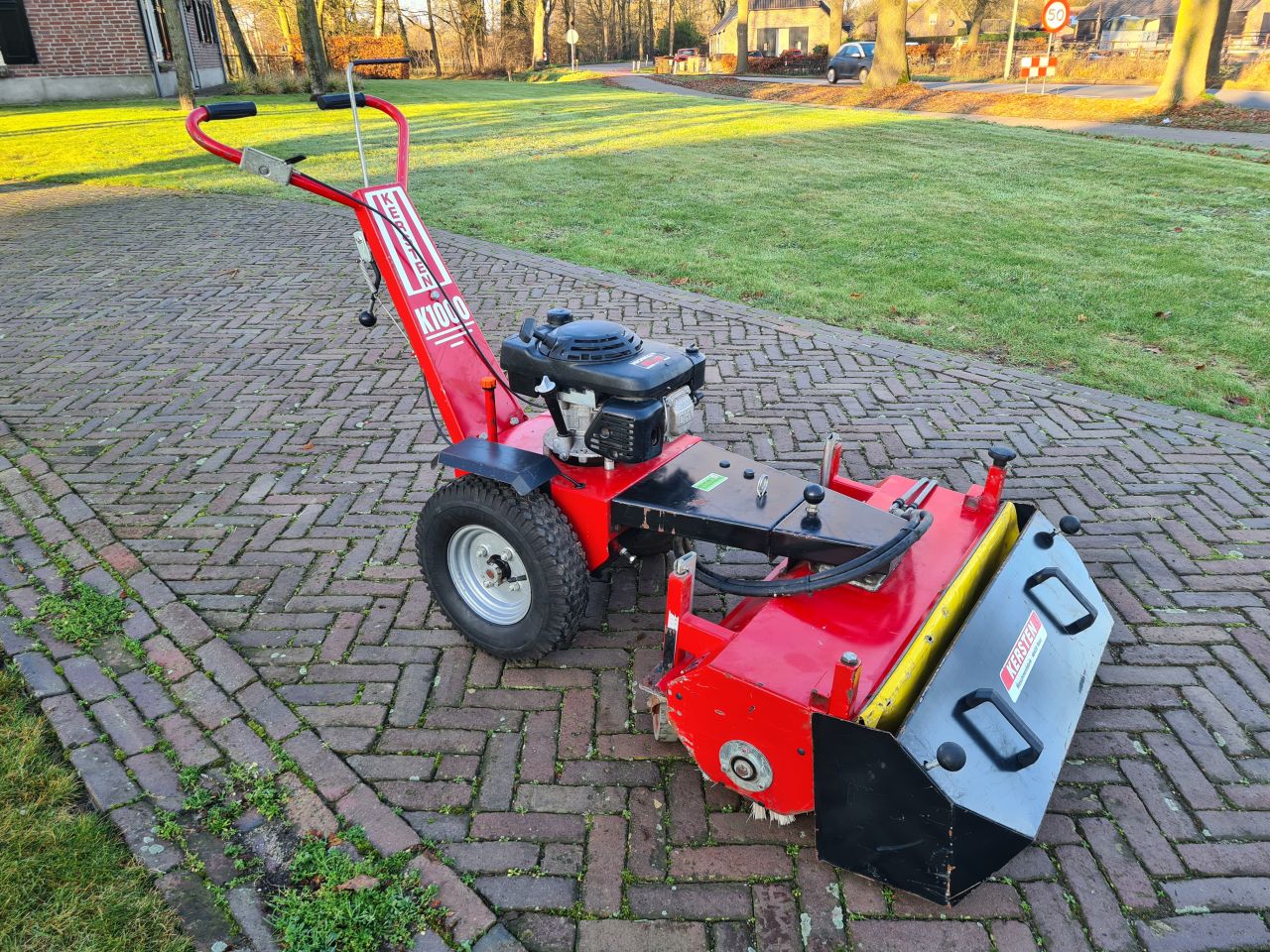 Kersten K 1000 veegmachine hydrostaat met opvangbak.