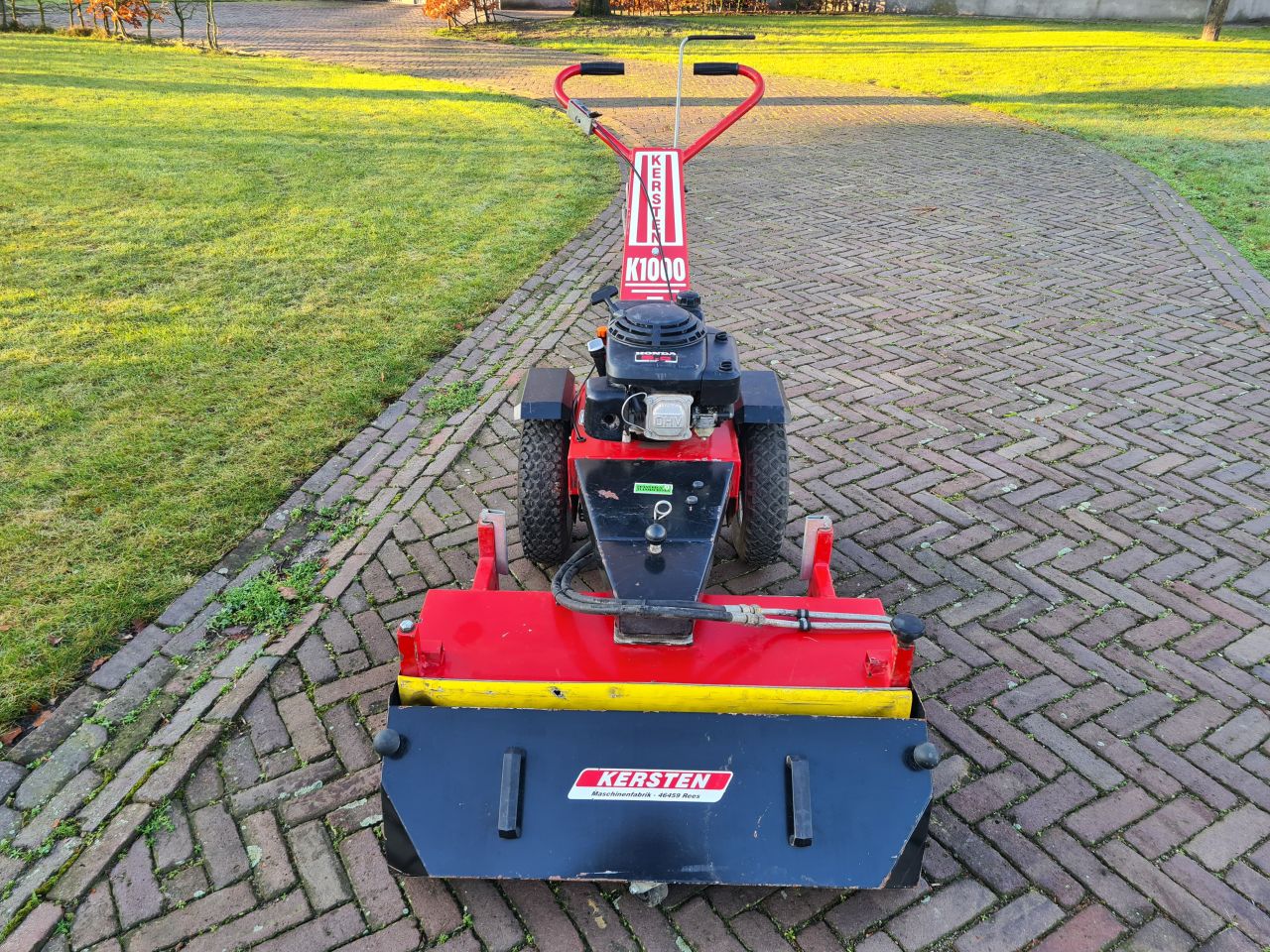 Kersten K 1000 veegmachine hydrostaat met opvangbak.