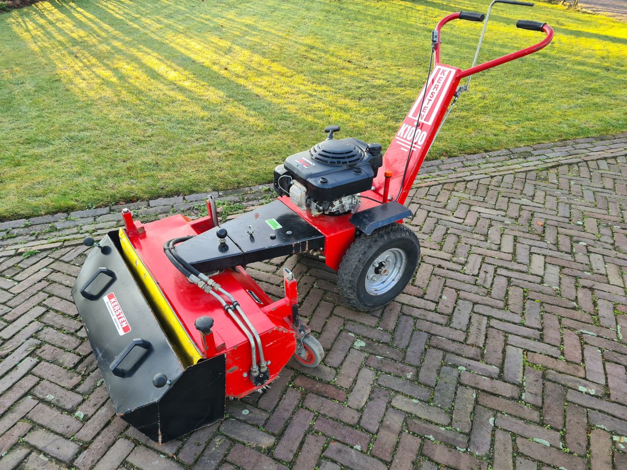 Kersten K 1000 veegmachine hydrostaat met opvangbak.