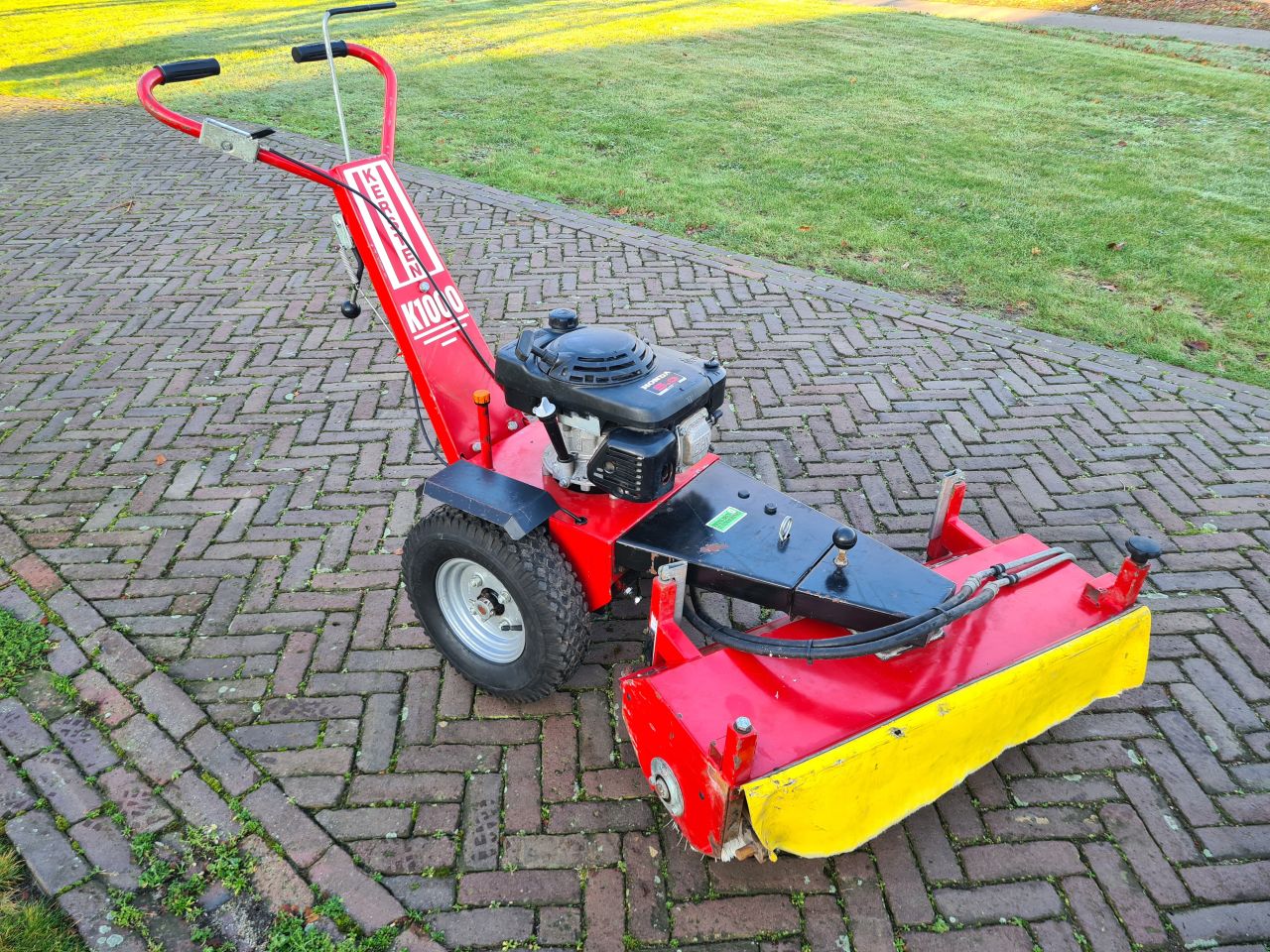 Kersten K 1000 veegmachine hydrostaat met opvangbak.