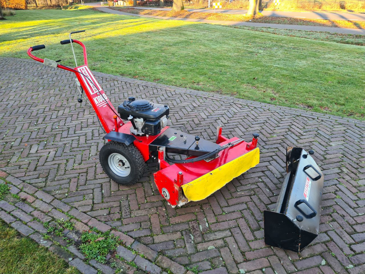 Kersten K 1000 veegmachine hydrostaat met opvangbak.