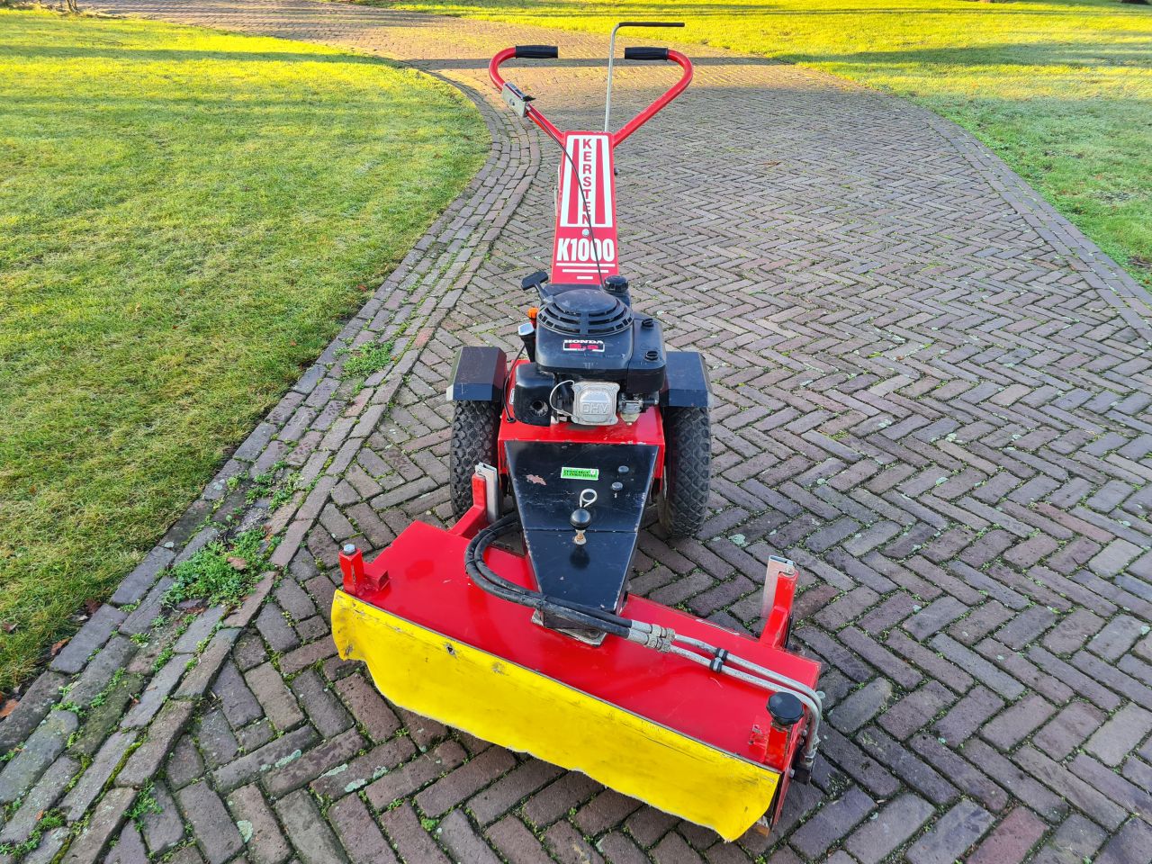 Kersten K 1000 veegmachine hydrostaat met opvangbak.