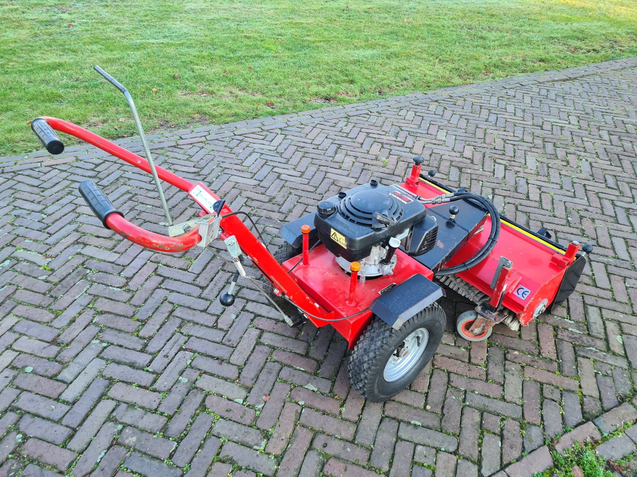 Kersten K 1000 veegmachine hydrostaat met opvangbak.