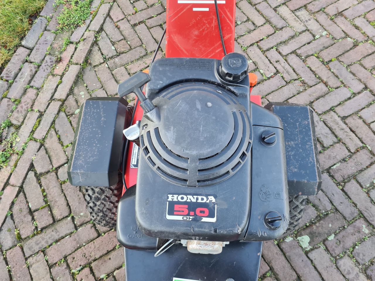 Kersten K 1000 veegmachine hydrostaat met opvangbak.