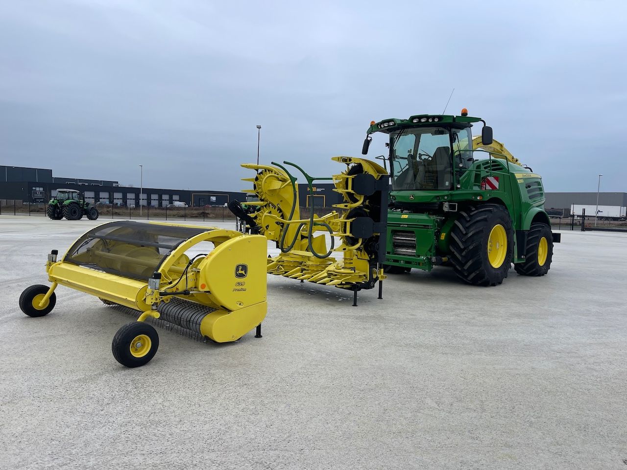 John Deere 8200 + Mais bek + Pick-up