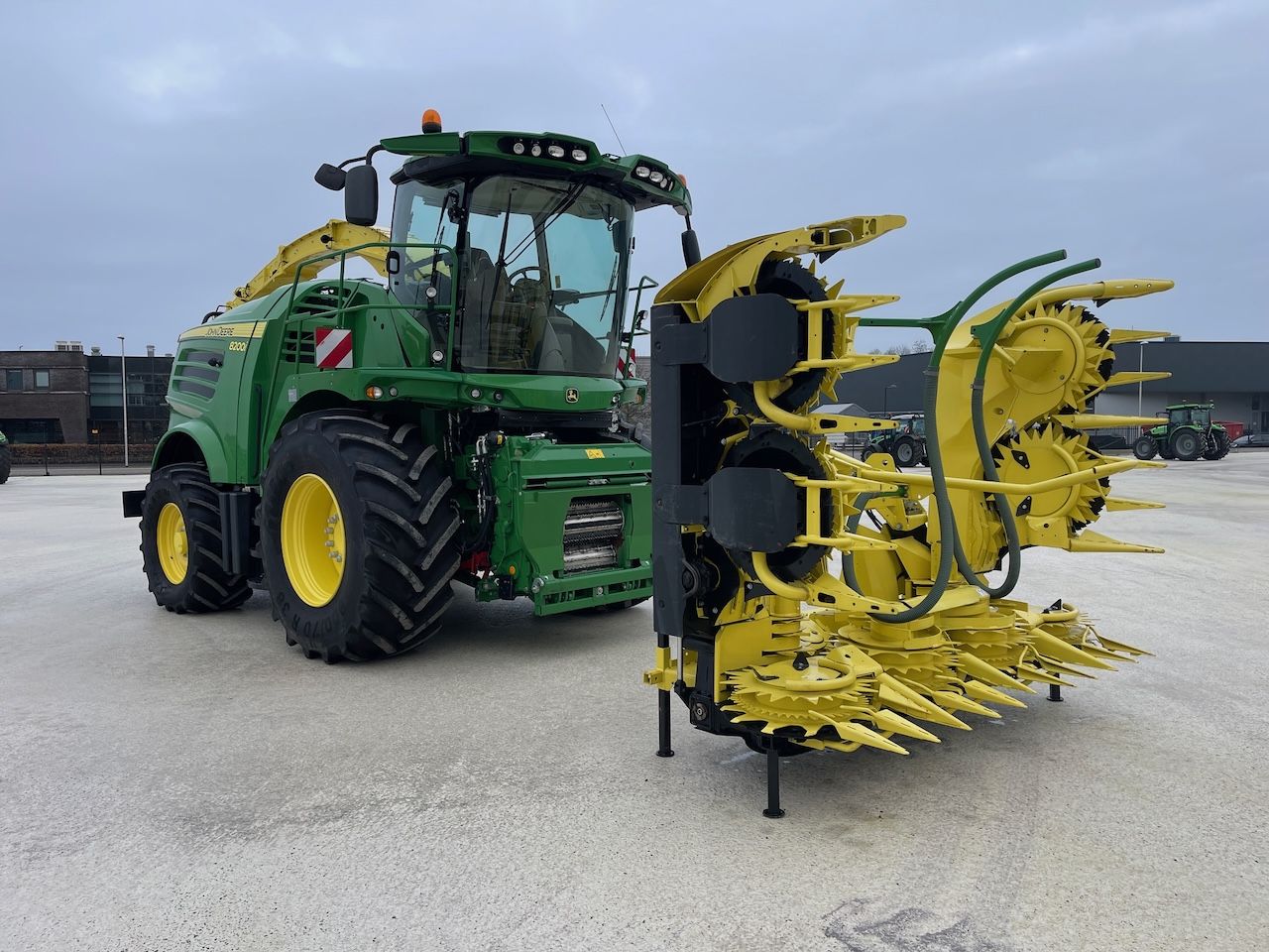 John Deere 8200 + Mais bek + Pick-up