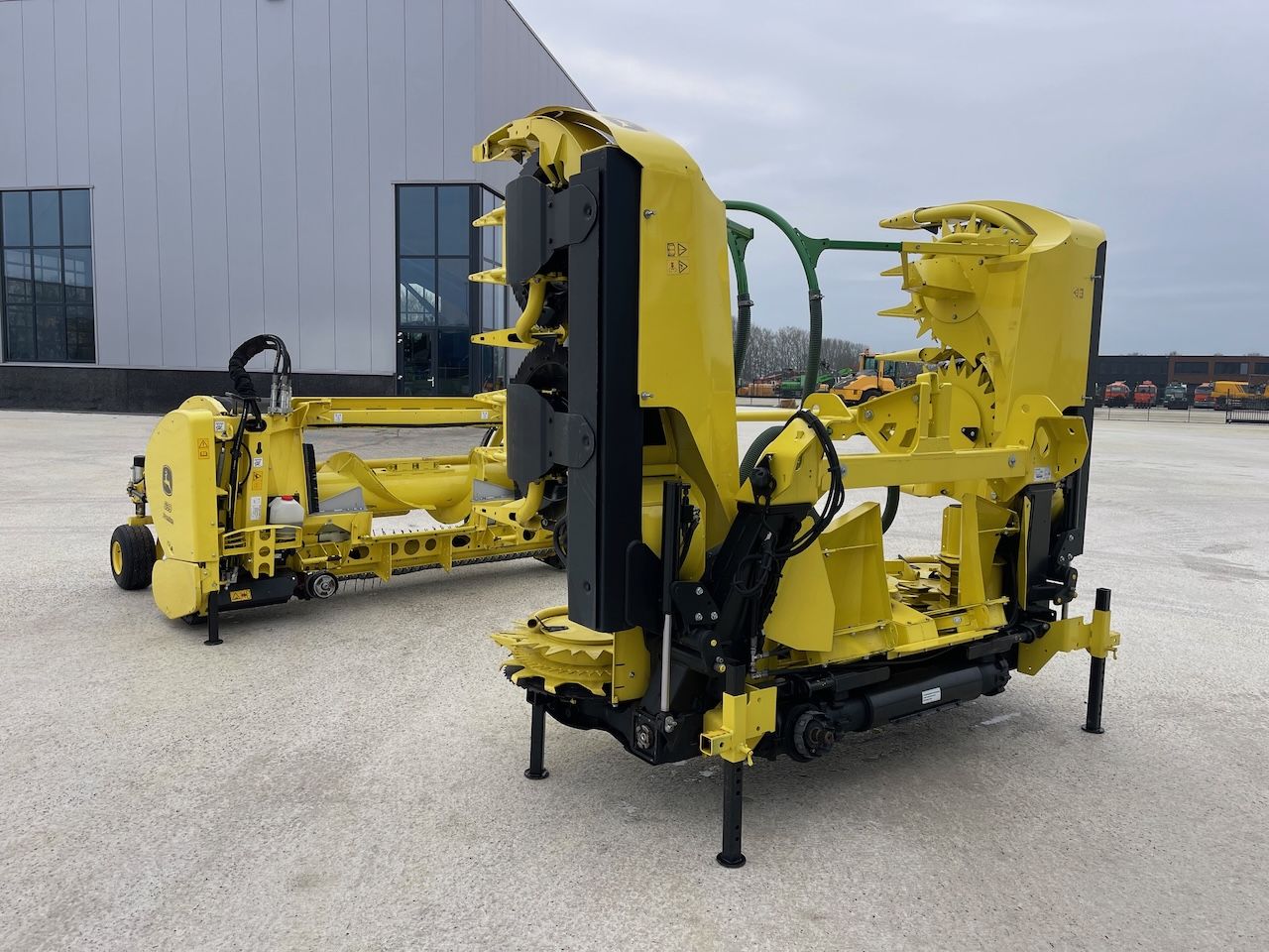 John Deere 8200 + Mais bek + Pick-up