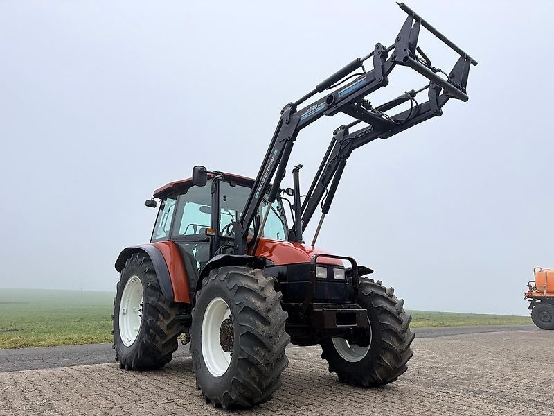 New Holland L85 mit Frontlader