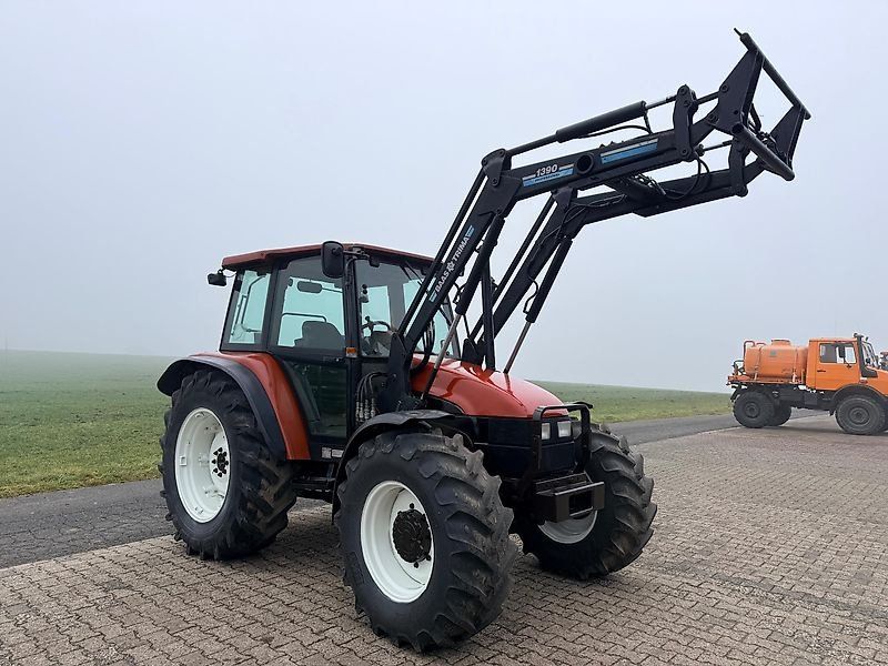 New Holland L85 mit Frontlader