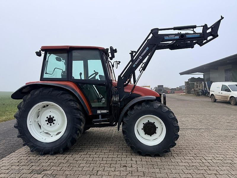 New Holland L85 mit Frontlader
