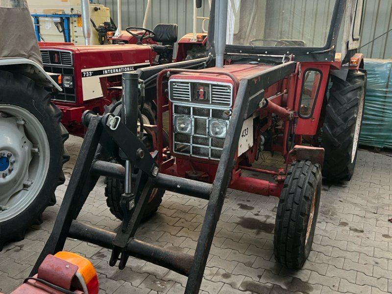 IHC 433 mit Frontlader