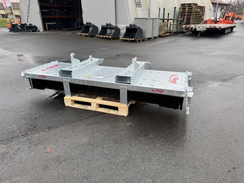 Fliegl Kehrbesen Löwe