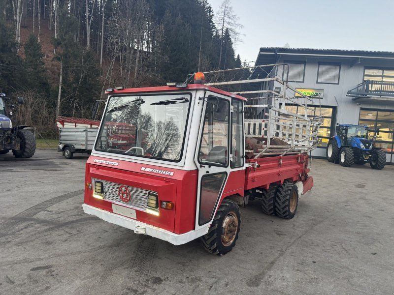 Lindner T 3500 S mit Ladewagenaufbau und Mistreuer