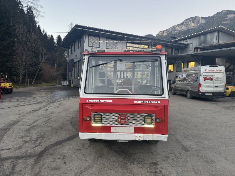 Lindner T 3500 S mit Ladewagenaufbau und Mistreuer