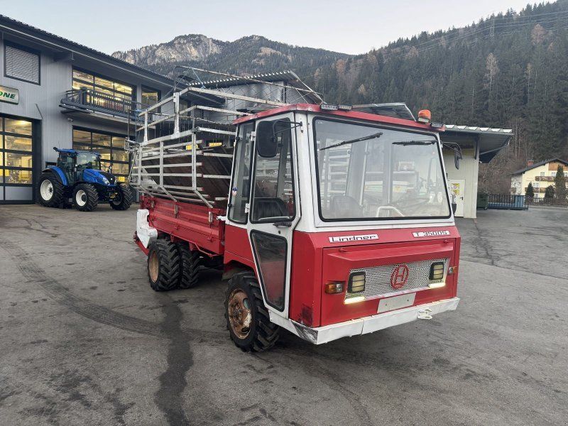 Lindner T 3500 S mit Ladewagenaufbau und Mistreuer
