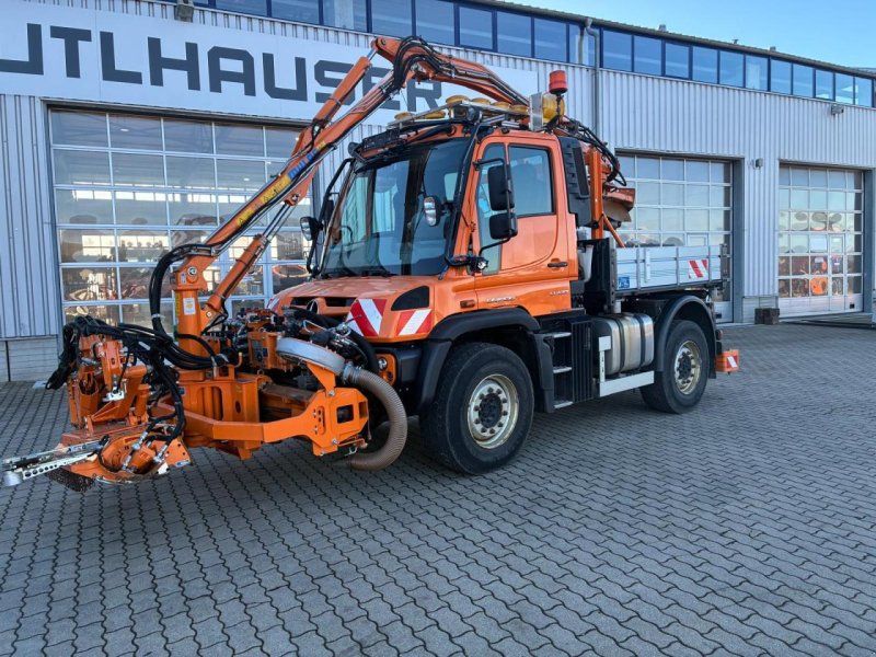 Mercedes-Benz Unimog U 427 mit Mulag Kombinationmähwerk MKM 700