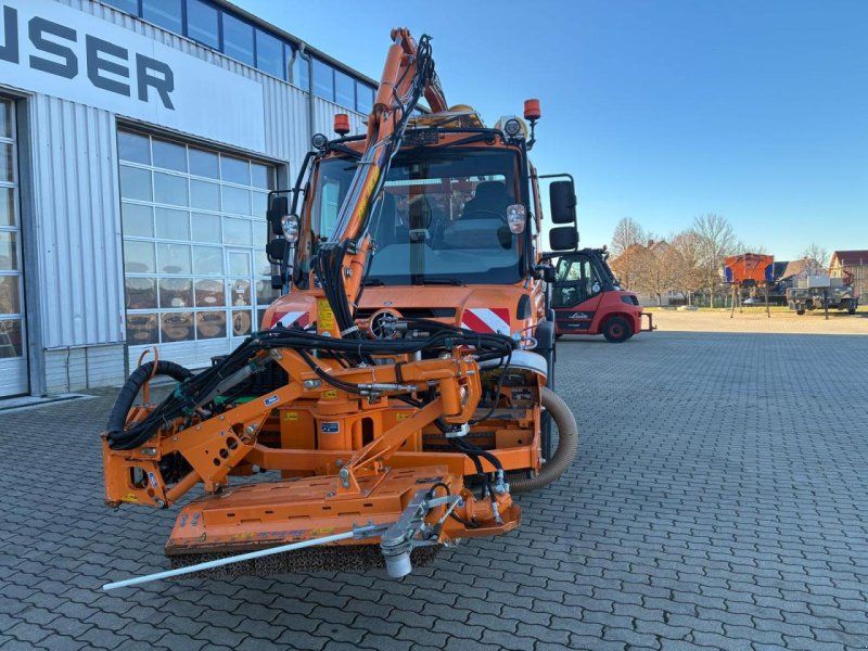 Mercedes-Benz Unimog U 427 mit Mulag Kombinationmähwerk MKM 700