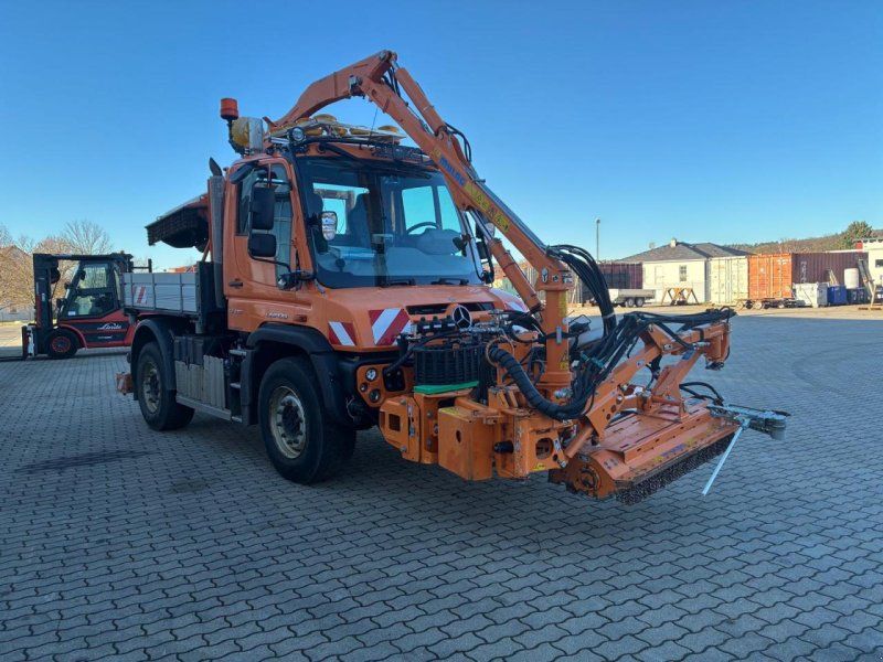 Mercedes-Benz Unimog U 427 mit Mulag Kombinationmähwerk MKM 700
