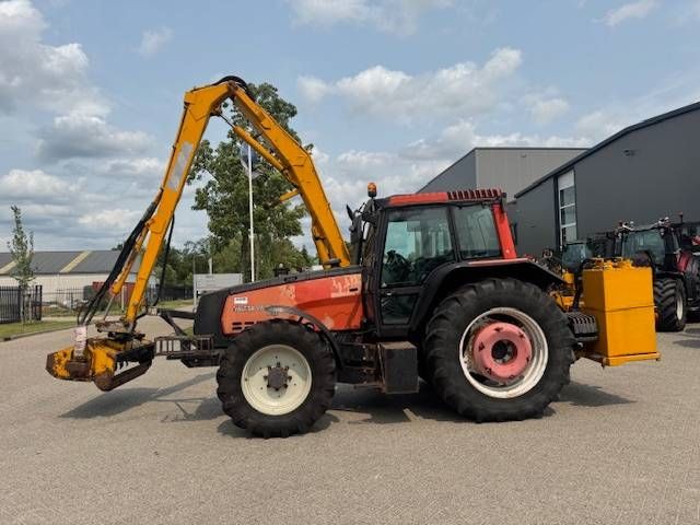 Valtra 8150 hitech met Bos maaiarm met klepelmaaier