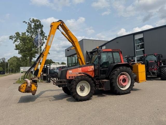 Valtra 8150 hitech met Bos maaiarm met klepelmaaier
